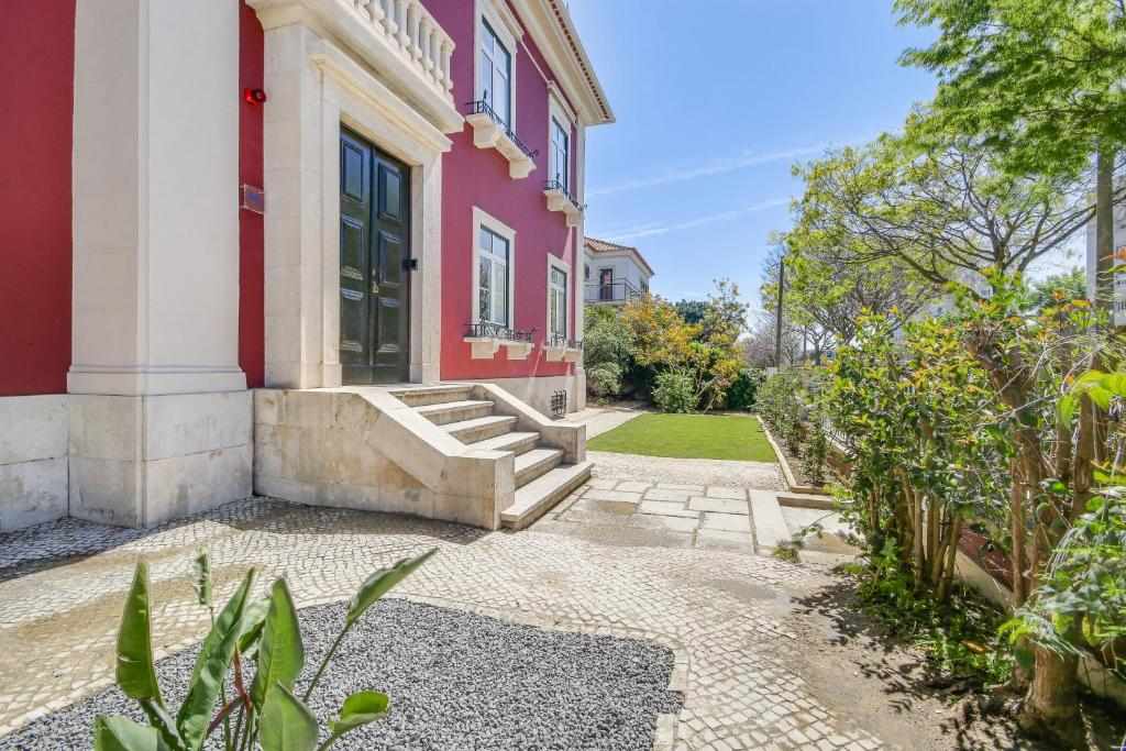 Alvalade Palace entrance and garden